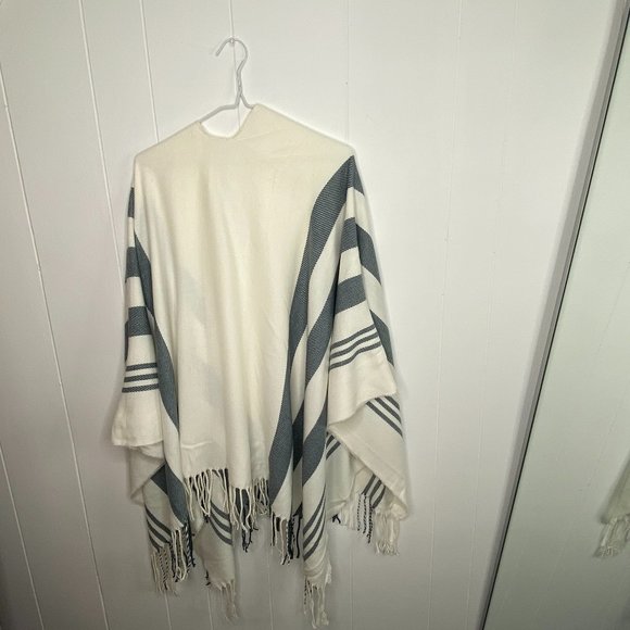 White and Blue Shawl - Picture 2 of 3